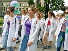 Pflegerinnen vor dem Zürcher Universitätsspital am Frauenstreik. (Bild: KEYSTONE/WALTER BIERI)