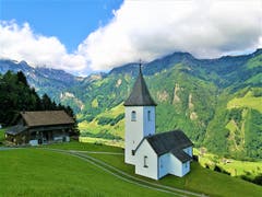 Wunderbarer Ausblick auf die St. Joder Kapelle und die wolkenverhangenen Berge. (Bild: Urs Gutfleisch, Wolfenschiessen, 13. Juni 2019)