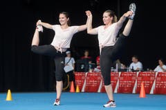 Deborah Leu und Claudia Schnüriger vom TV Dagmersellen bei ihrer Aerobic Vorführung in der Kategorie Aktive Paare. (Bild: Boris Bürgisser, Aarau, 14. Juni 2019)