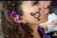 Frauen und Männer treffen sich auf dem Helvetiaplatz anlässlich des Frauenstreiks in der ganzen Schweiz, am Freitag, 14. Juni 2019, in Zürich. (Bild: KEYSTONE/Melanie Duchene)