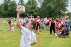 Ein junger Nationalturner beim Steinheben. (Bild: Urs Flüeler / Keystone, Aarau, 14. Juni 2019)