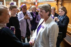 Violett dominiert im Bundeshaus: Yvonne Feri, SP Kanton AG (links), begrüsst Bundesrätin Viola Amherd im Nationalrat. (Bild: KEYSTONE/Peter Klaunzer)
