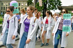 Pflegerinnen vor dem Zürcher Universitätsspital am Frauenstreik am Freitag, 14. Juni 2019. (Bild: KEYSTONE/Walter Bieri)