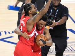 Die beiden Toronto-Erfolgsgaranten umarmen sich: Kawhi Leonard (links) und Kyle Lowry haben den NBA-Titel erstmals nach Kanada geholt (Bild: KEYSTONE/AP The Canadian Press/FRANK GUNN)