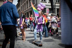 Eine junge Frau mit Peacefahne und Skateboard, an einer Kundgebung zum nationalen Frauenstreik, am Freitag, 14. Juni 2019, in St. Gallen. (Bild: KEYSTONE/Gian Ehrenzeller)
