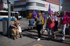 Von vielen Passanten ernteten sie Beifall oder ein Lachen, einige zückten die Handys, wenige verstanden die Beweggründe der Frauen nicht.