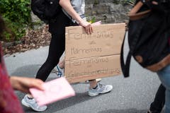 Besammlung der Demonstrantinnen auf dem Landsgemeindeplatz in Trogen. (Bild: Urs Bucher)