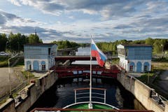 Das Schiff fährt Lift: Eine der 19 Kammerschleusen des Weissmeer-Ostsee-Kanals, die den Onegasee mit dem Weissen Meer verbinden.