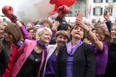 Sibel Arslan, Grüne Baselstadt (rechts) macht ein Selfie mit Nationalratspräsidentin Marina Carobbio Guscetti, Bundesrätin Viola Amherd und Nationalrätin Isabelle Moret (von rechts) bei einer Kundgebung zum Frauenstreik auf dem Bundesplatz. (Bild: KEYSTONE/Peter Klaunzer)