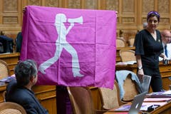 Margret Kiener Nellen, SP Kanton BE, verdeckt, zeigt neben Flavia Wasserfallen, SP Kanton BE (rechts), eine Flagge des Frauenstreiks im Nationalrat. (Bild: KEYSTONE/Peter Klaunzer)