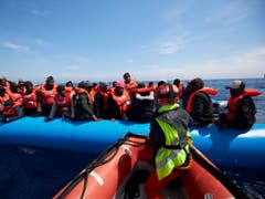 Sichere und legale Fluchtwege statt lebensgefährliche Überfahrten in ungeeigneten Booten sind das Motto des Nationalen Flüchtlingstags in der Schweiz. (Bild: KEYSTONE/AP Sea-eye.org/FABIAN HEINZ)