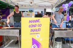 Frauen und Männer treffen sich auf dem Helvetiaplatz anlässlich des Frauenstreiks in der ganzen Schweiz, am Freitag, 14. Juni 2019, in Zürich. (Bild: KEYSTONE/Melanie Duchene)