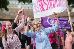 Ihre Anliegen präsentieren die Streikenden auf den Plakaten. Hier: Selbstbstimmung. (Bild: Pius Amrein, Luzern 14. Juni 2019)