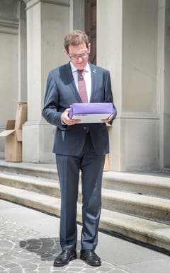 Regierungsrat Jakob Stark mit den Forderungen der Thurgauer Frauen. (Bild: Andrea Stalder)