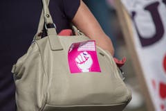 Aufkleber zieren Taschen und T-Shirts. (Bild: Pius Amrein, Luzern 14. Juni 2019)