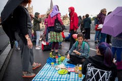 «Zmorge» auf der Strasse am Frauenstreik in Lausanne. (Bild: KEYSTONE/Jean-Christophe Bott)