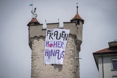Der Männliturm der Museggmauer – Frauen streiken am nationalen Frauenstreik am Freitag, 14. Juni 2019, in Luzern. (Bild: Boris Bürgisser)
