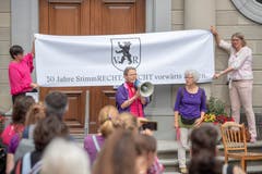 Besammlung der Demonstrantinnen auf dem Landsgemeindeplatz in Trogen. (Bild: Urs Bucher)