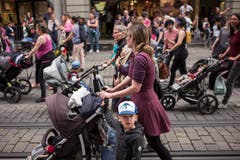 Tausende Frauen, einige Männer und Kinder marschieren für bessere Bedingungen bei der Kinderbetreuung am Tag des Frauenstreiks am Freitag, 14. Juni 2019 in der Innenstadt von Bern. (Bild: KEYSTONE/Alessandro della Valle)