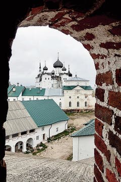 Solowezki-Inseln: Blick von der Festung Solowezkaja auf das Kloster.
