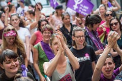 Friedlich marschieren die Demonstrierenden durch die Stadt. (Bild: Pius Amrein, Luzern 14. Juni 2019)