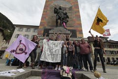 Urner Frauen machen ihre Anliegen vor dem Telldenkmal publik. (Bild: Florian Arnold, 14. Juni 2019)