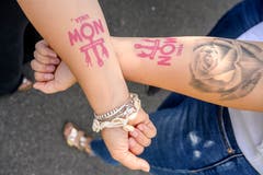 Mitarbeiterinnen einer KiTa legen ihre Arbeit nieder anlässlich des Frauenstreiks. (Bild: KEYSTONE/Melanie Duchene)