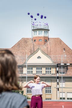 Violette Ballone auf dem Dach der Kantonsschule Frauenfeld. (Bild: Andrea Stalder)
