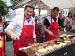 Der Berner SP-Nationalrat Corrado Pardini stand am Mittag auf dem Bundesplatz am Grill. (Bild: KEYSTONE/PETER KLAUNZER)