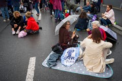 «Zmorge» auf der Strasse am Frauenstreik in Lausanne. (Bild: KEYSTONE/Jean-Christophe Bott)