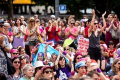 Frauen streiken am nationalen Frauenstreik am Freitag, 14. Juni 2019, in Luzern. (Bild: KEYSTONE/Alexandra Wey)