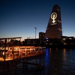 Das Logo des Frauenstreiks vom 14. Juni wird von der gegenüberliegenden Seite des Rheins auf den Roche-Turm projiziert in Basel, am Donnerstag, 13. Juni 2019. (Bild: KEYSTONE/Georgios Kefalas)