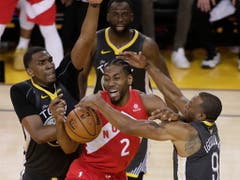 Dies gelingt dem Titelverteidiger zu selten: Gemeinsam stoppen Kevon Looney (links) und Andre Iguodala (rechts) Toronto-Star Leonard (Bild: KEYSTONE/EPA/MONICA M DAVEY)