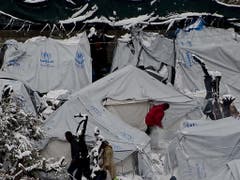 Sichere Fluchtwege statt vegetieren in überfüllten Lagern fordert die Schweizer Flüchtlingshilfe am Samstag am nationalen Flüchtlingstag. (Bild: KEYSTONE/EPA ANA-MPA/STRATIS BALASKAS)