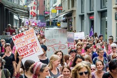 Der Deomonstrationszug zieht durch die Altstadt. (Bild: Pius Amrein, Luzern 14. Juni 2019)
