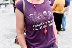 Frauenstreik auf dem Zürcher Münsterhof am Freitag, 14. Juni 2019. (Bild: KEYSTONE/Walter Bieri)