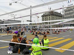 Frauen blockieren die Tramgeleise am Zürcher Central. (Bild: KEYSTONE/WALTER BIERI)