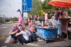 Aktivistinnen richten sich an einer Strassenecke ein, am Tag des Frauenstreiks am Freitag, 14. Juni 2019 in Bern. (Bild: KEYSTONE/Alessandro della Valle)