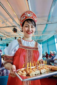 Irina serviert auf der «Thurgau Karelia» Blini in karelischer Tracht.