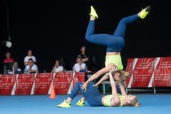 Jasmin Bucheli und Joy Märki zeigen ihre Akrobatik-Künste während der Aerobic-Vorführung in der Kategorie Aktive Paare. (Bild: Boris Bürgisser, Aarau, 14. Juni 2019)