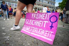 Frauen und Männer treffen sich auf dem Helvetiaplatz anlässlich des Frauenstreiks in der ganzen Schweiz, am Freitag, 14. Juni 2019, in Zürich. (Bild: KEYSTONE/Melanie Duchene)