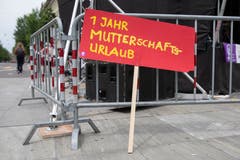 Ein Schild mit der Aufschrift «1 Jahr Mutterschaftsurlaub», bei einer Kundgebung zum Frauenstreik auf dem Bundesplatz, am Freitag, 14. Juni 2019 in Bern. (Bild: KEYSTONE/Peter Klaunzer)