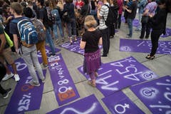 Frauen und Männer demonstrieren vor dem Bundeshaus am Tag des Frauenstreiks am Freitag, 14. Juni 2019 in Bern. (Bild: KEYSTONE/Alessandro della Valle)