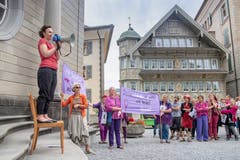 Besammlung der Demonstrantinnen auf dem Landsgemeindeplatz in Trogen. (Bild: Urs Bucher)