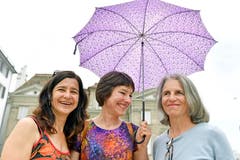 Frauen aus dem Schulamt auf dem Zürcher Münsterhof am Frauenstreik am Freitag, 14. Juni 2019. (Bild: KEYSTONE/Walter Bieri)