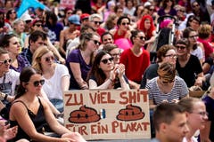 Frauen streiken am nationalen Frauenstreik am Freitag, 14. Juni 2019, in Luzern. (Bild: KEYSTONE/Alexandra Wey)