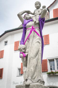 Die Frau auf dem Weinfelder Rathausbrunnen trägt ebenfalls Lila. (Bild: Andrea Stalder)