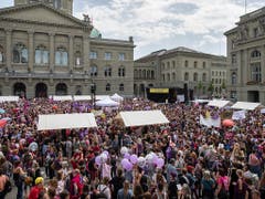 Gut gefüllter Bundesplatz in Bern anlässlich der Kundgebung zum Frauenstreik. (Bild: KEYSTONE/PETER KLAUNZER)