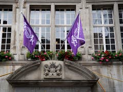Das eingefärbte Stadtwappen von Lausanne am Rathaus der Stadt anlässlich des Frauenstreiks. (Bild: KEYSTONE/JEAN-CHRISTOPHE BOTT)