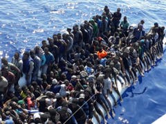 Sichere Fluchtwege statt lebensbedrohliche Überfahrten in komplett überfüllten Booten: Unter diesem Motto steht der Nationale Flüchtlingstag in der Schweiz. (Bild: KEYSTONE/AP)